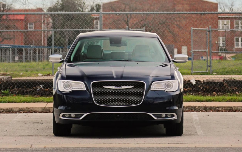 一代平民大v8说砍就砍19552023克莱斯勒300c正式停产