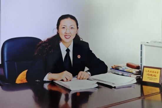 2000款法官袍为黑色散袖口式长袍,领饰"麦穗,齿轮,华表"图案,红色前襟