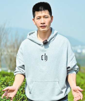 第一书记冯飞翔为重庆北碚区西山坪村"带货"——茶园"