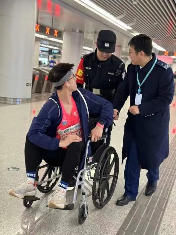 乘客上前求助称"我是从保定来石家庄参加马拉松的,脚刚刚不小心崴了