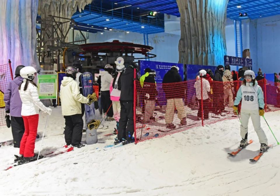 “冰雪花都”活力无限！第五届粤港澳大湾区滑雪精英挑战赛开幕_腾讯新闻