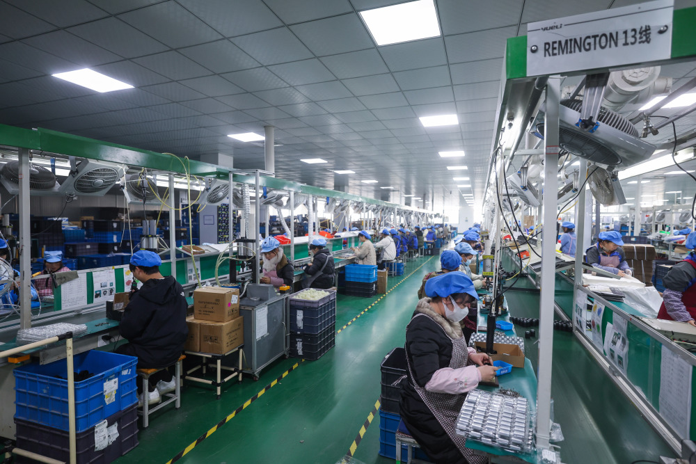 该公司是一家专业生产电吹风,美发器,剃须刀,电熨斗等个人护理电器