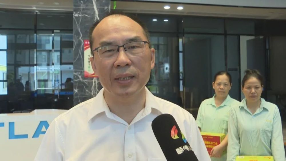 李福信感谢他们为顺德发展作出的贡献,并要求企业一定要以人为本,确保