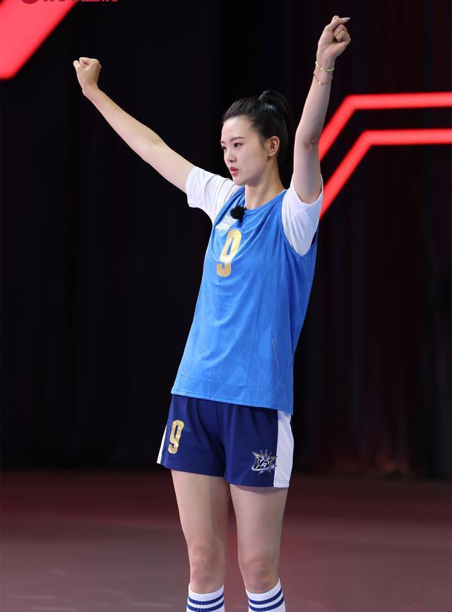 张常宁时隔1年重回球场,身披9号亮相,中国女排等到了