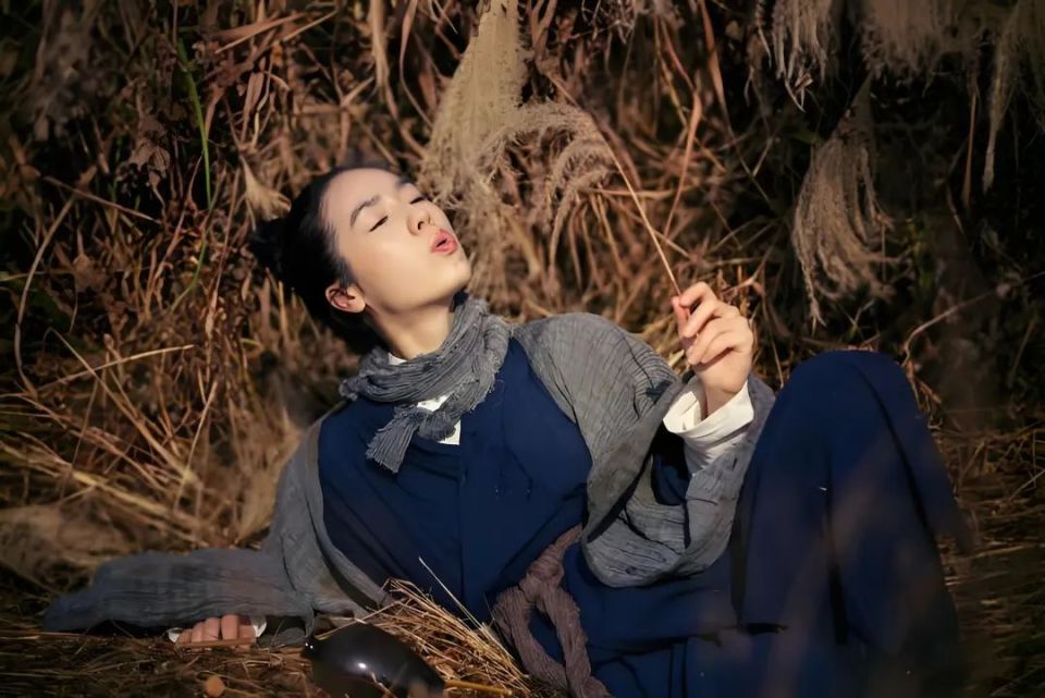 黄药师说:不久前,我遇上一个人,送给我一坛酒,她说叫"醉生梦死".