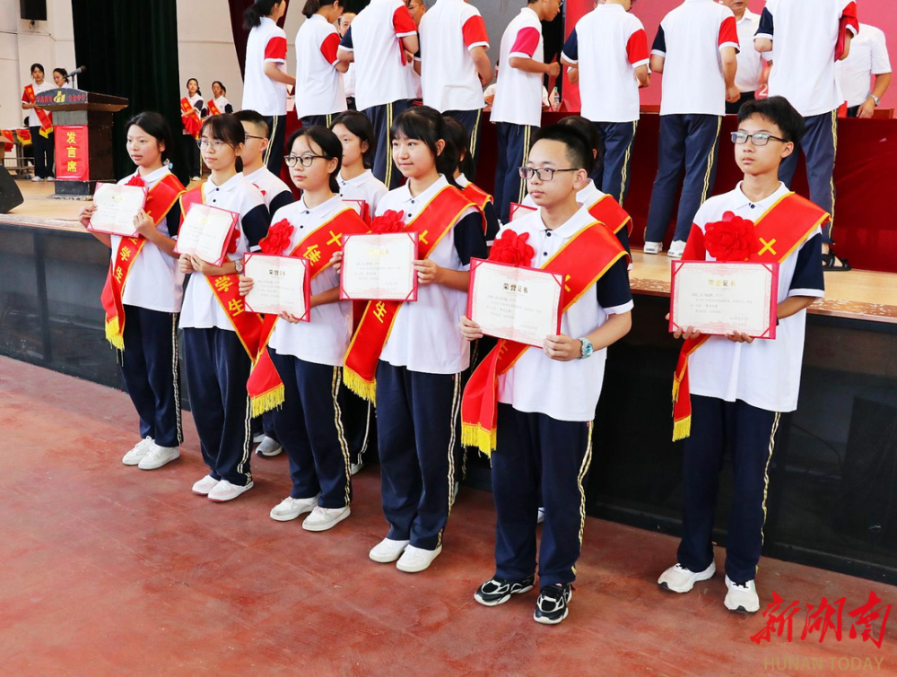 组图龙山县皇仓中学举行开学典礼