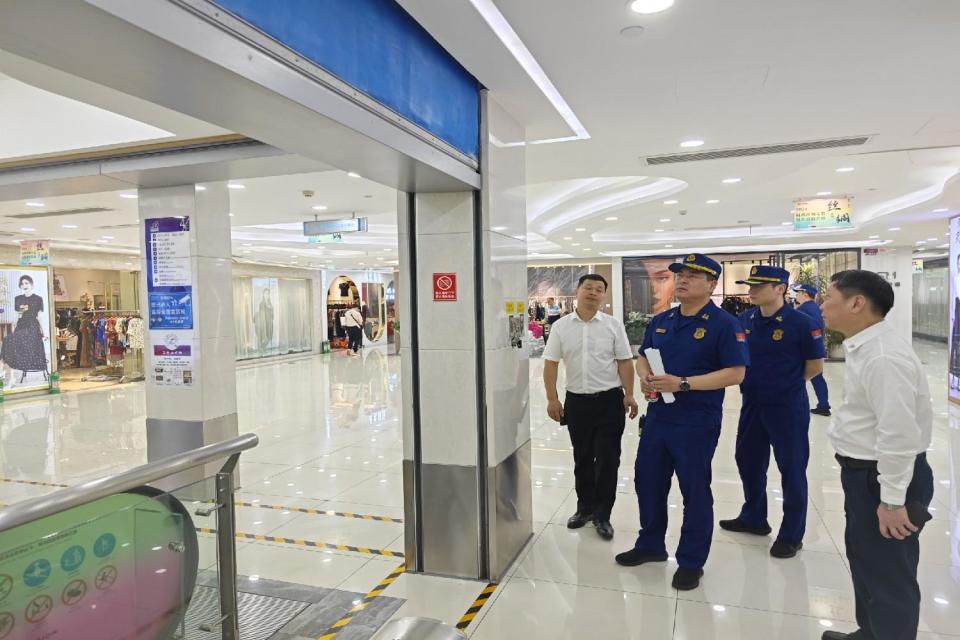 杭州支队全勤指挥部组织对杭州四季青苏杭服装批发市场开展熟悉演练