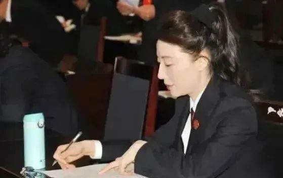 新疆落马检察长李钰, 真正称得上美女的官员_腾讯新闻