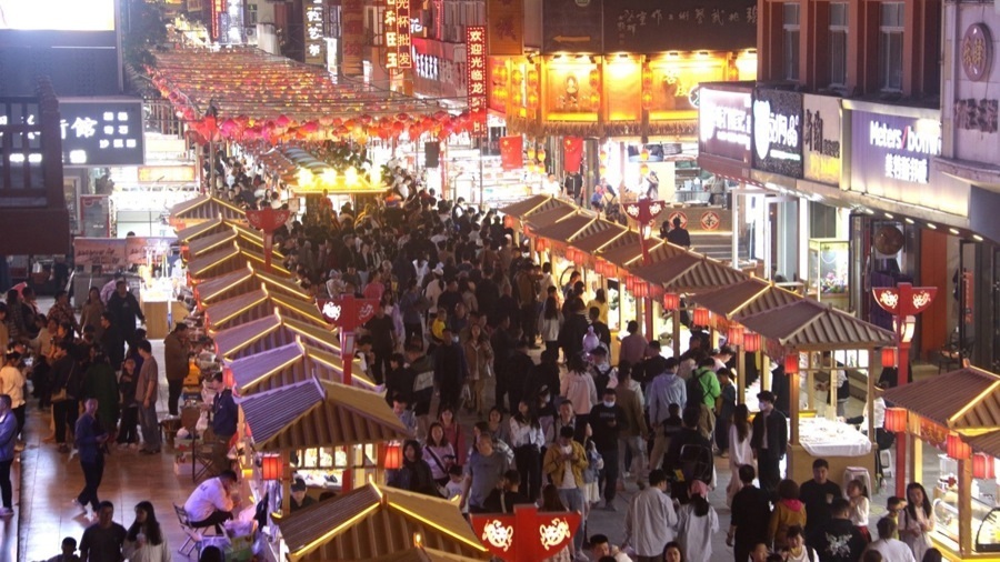 夜市里,"挤了一亿人"!