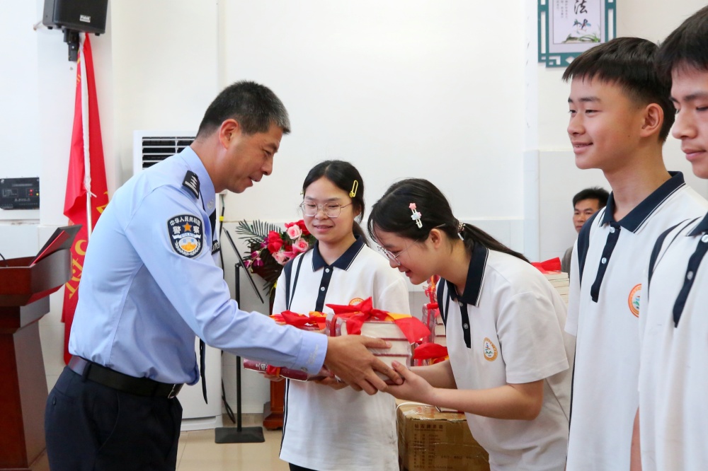 珠海边检跨越700余公里翻山越岭送书香