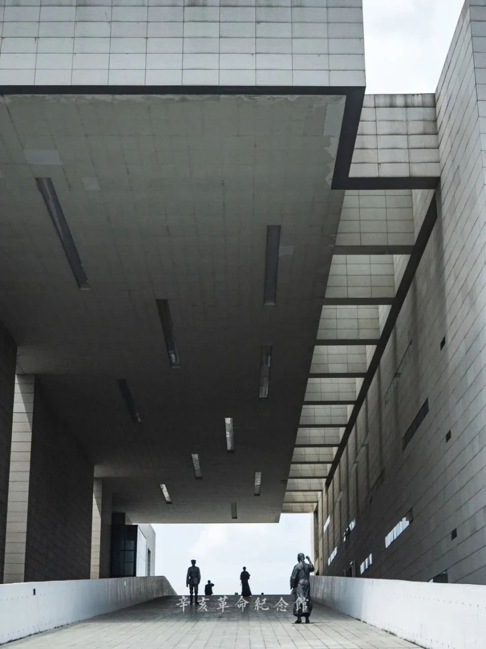 与拥有着老建筑历史的大元帅府不一样,这座四方的建筑朴素巍峨,整体呈