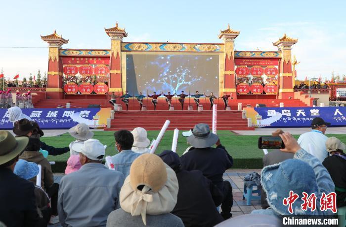 “环青赛”车手在青海刚察体验锅庄舞