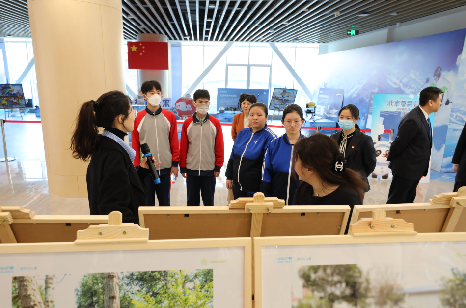 东城区特殊教育学校,北京启喑实验学校的老师和同学们也受邀前来观展.