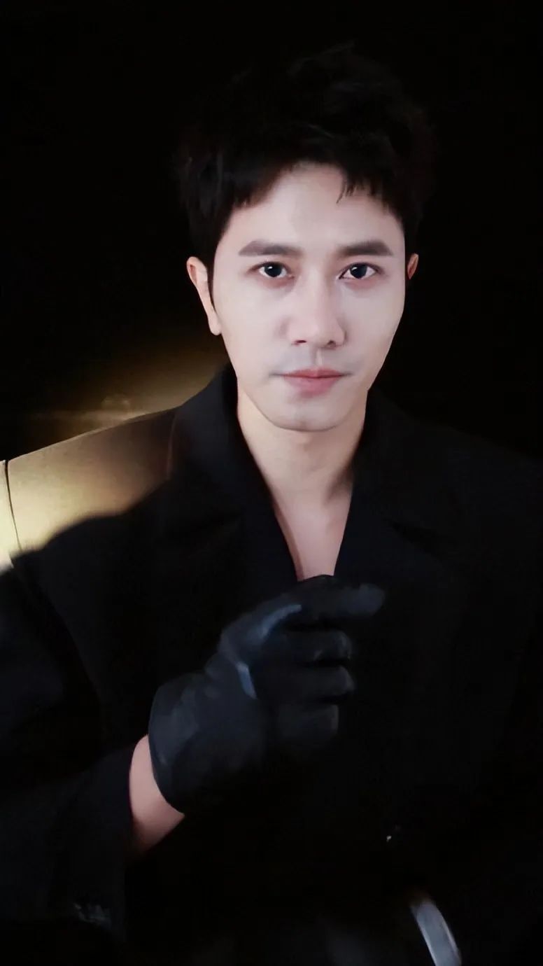 彭冠英是模特出身,发挥了188米的大高个优势,在新丝路时装秀中夺得了