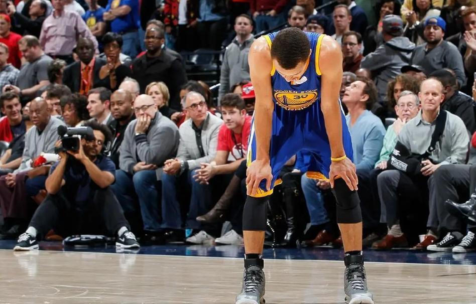 库里空砍三双,低头难掩失落