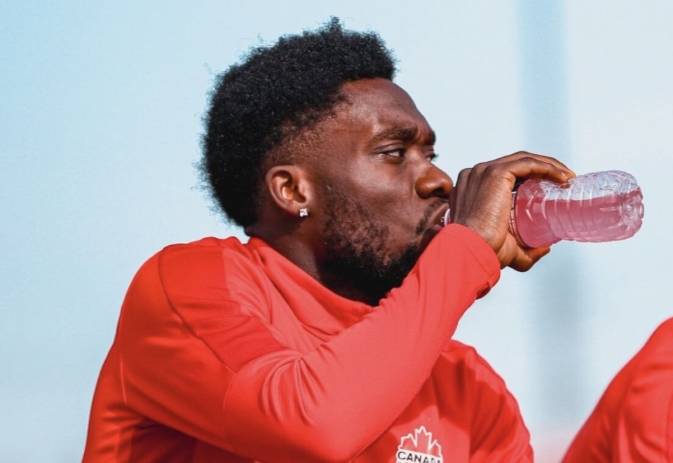 ta:阿方索-戴维斯在发布会上没有回答有关他的未来的问题_腾讯新闻