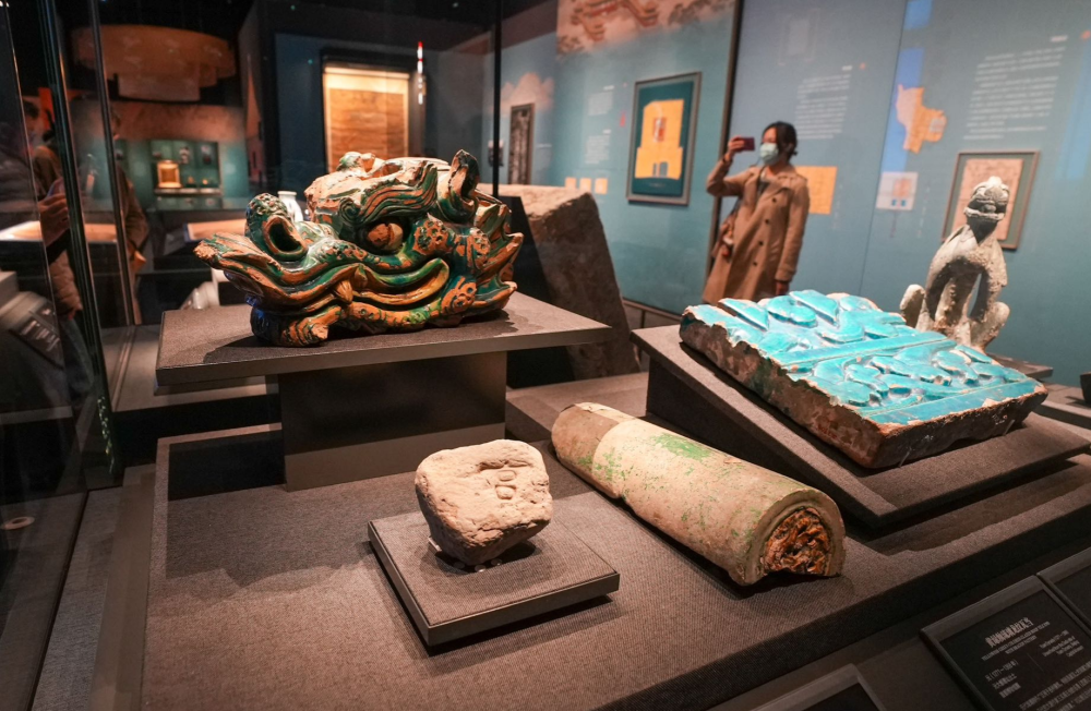 展出的展品来自首博,故宫博物院,洛阳博物馆等17家单位.