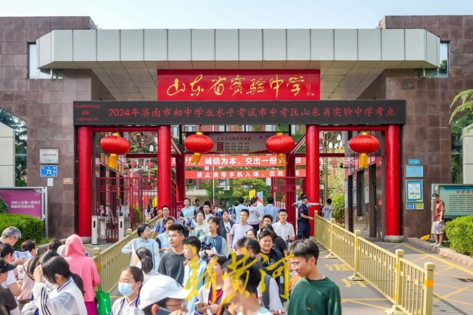 11日下午,在山东省实验中学考点和山师附中考点,考生凭准考证进入考点