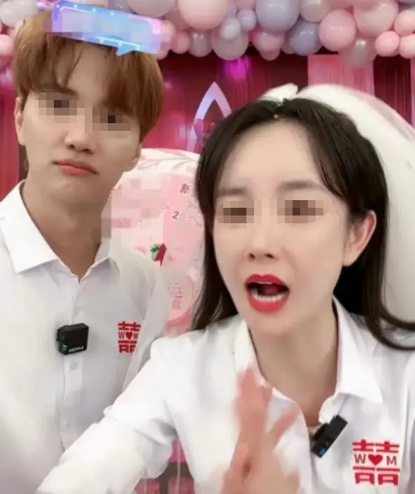 图源:@张檬小五夫妇抖音直播间曾有人用"剧场社会"概念来形容当今