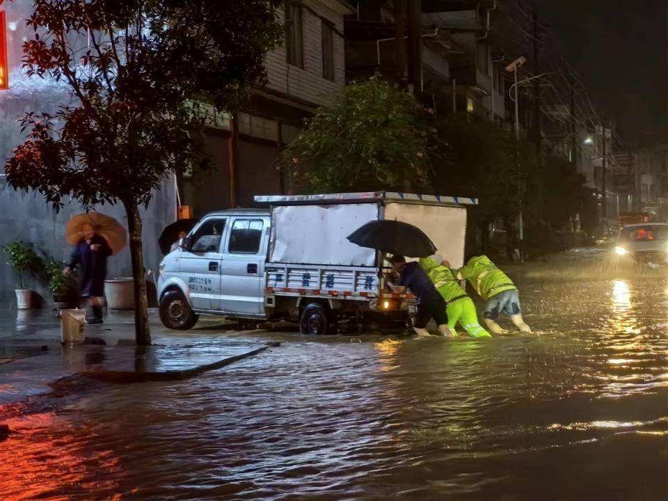 大雨转中雨图片