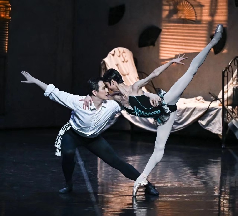 芭蕾舞卡门双首席的表演张力饱满