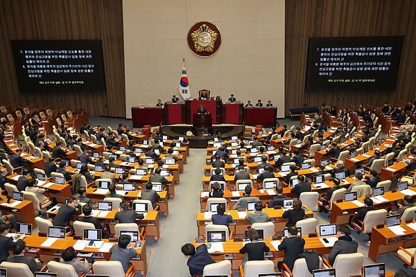 今日头条自媒体：港 彩资料-韩国国会通过“内乱特检法”修正案