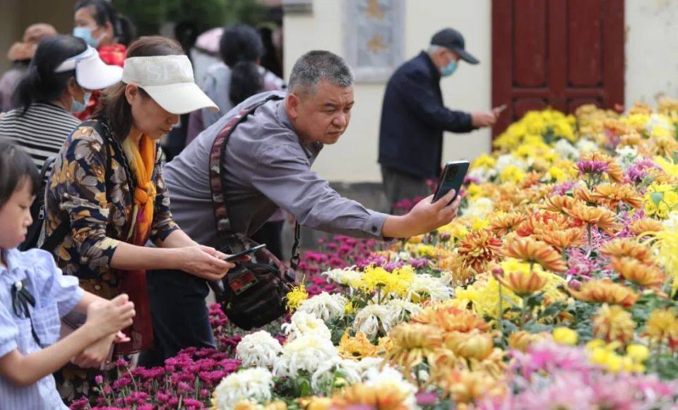 杨峥 摄市民就近在昆明市宜良县普济桥附近的露营基地度假 胡妤雅 摄