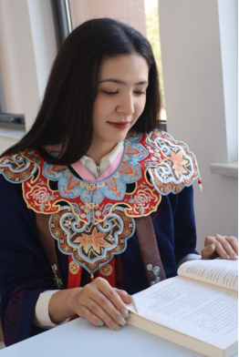 高校学生云肩搭配学士服惊艳出圈,典雅气质是独属于中国人的服装浪漫