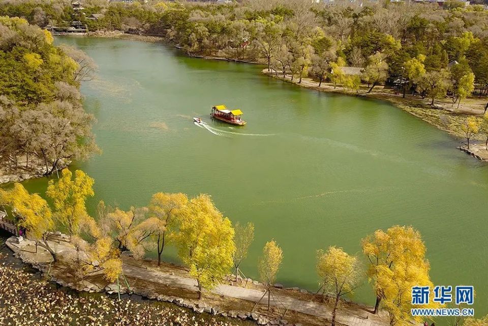 承德避暑山庄景色如诗如画.