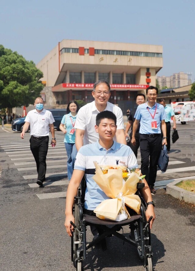 两会代表通道上被王旭校长提到的无腿少年怎样了彭兰溪我在科大挺好的
