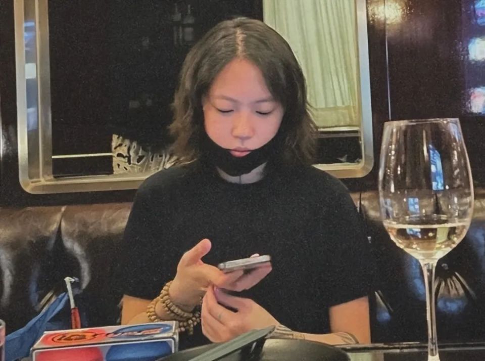 王菲女儿窦靖童一反常态!仙气长裙装亮相电影节,有点天后那味了
