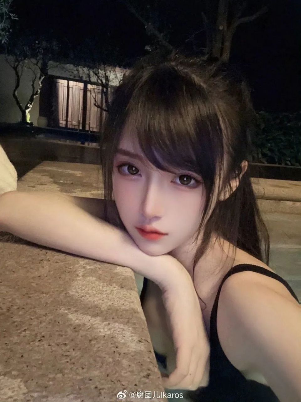 腐团儿直播后退,大长腿显露无疑,引来网友驻足观看!