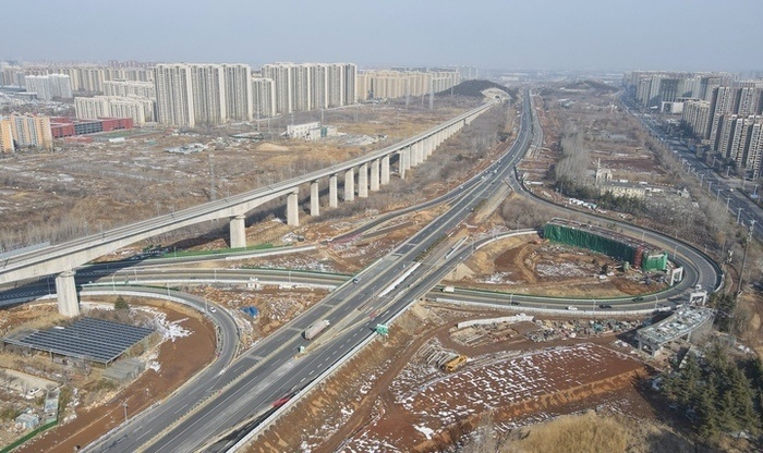 济南绕城高速小许家至港沟段改扩建部分箱梁吊装就位