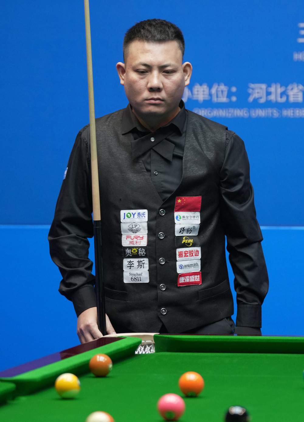 4月2日,中国选手郑宇伯在比赛中.