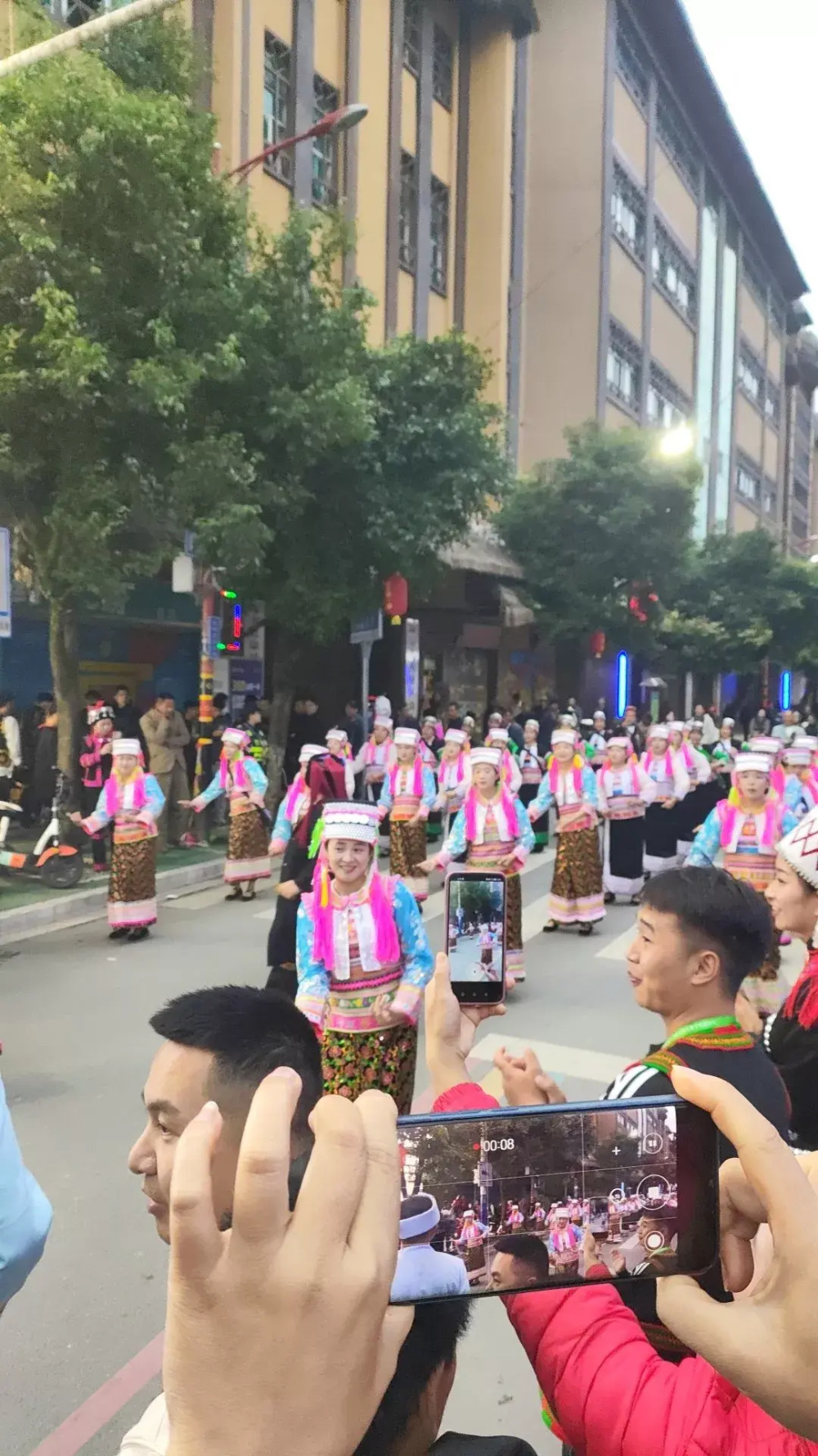 红河州绿春县喜迎哈尼新年 设置宴席四千余桌万人共享长街宴_腾讯新闻