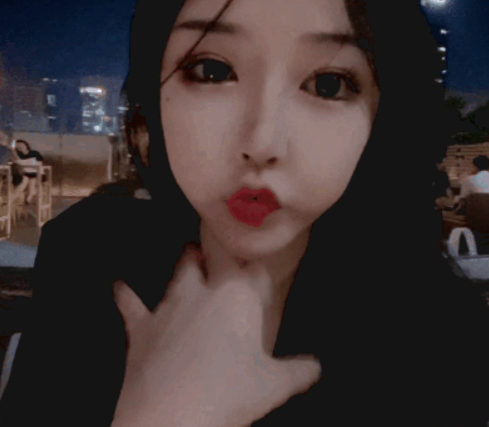 此外小月亮还说自己的好朋友在北京有四合院,还有一个好友给被人做二