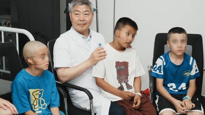 8岁新疆男孩天生单耳畸形，是谁帮他重获新耳？