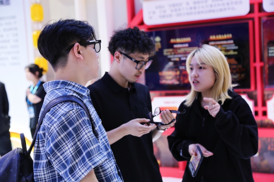 科技赋能丝路文旅，全国首创演艺AI智译平台亮相西安，AI眼镜让世界看懂大秦