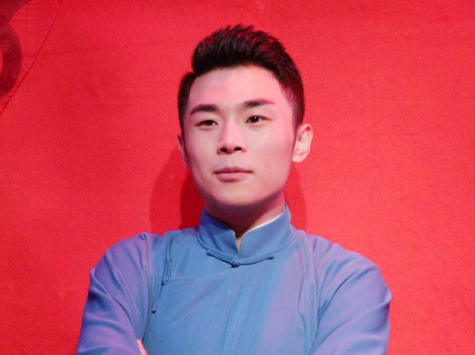 还有王九龙,一直立单身人设,虽然后来有悄悄公布女友,但是大家都不买