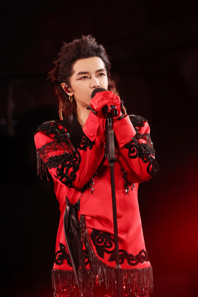 华晨宇火星演唱会香港站完美收官 官宣三城即将开启体育场四面台