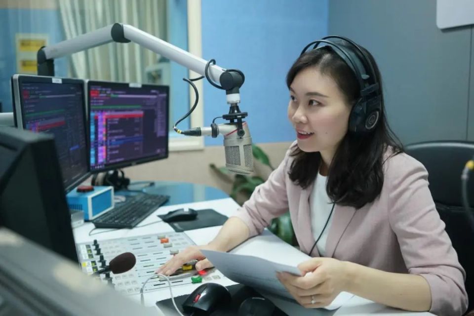 电台主持人一个月工资多少(电台主持人一个月工资多少钱)