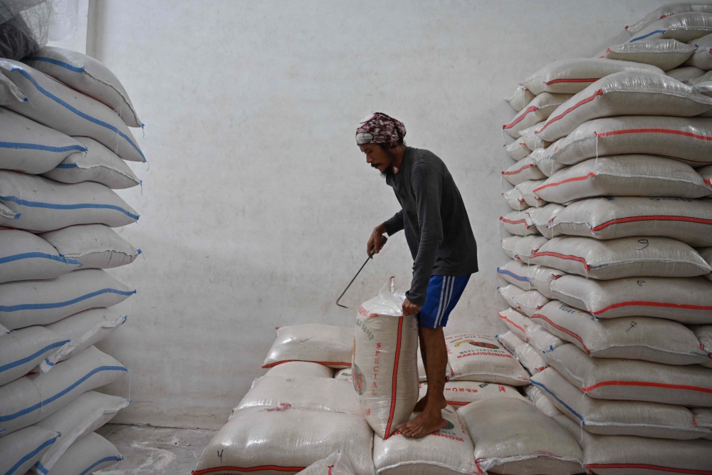 (外代一线)印尼:搬运大米的工人