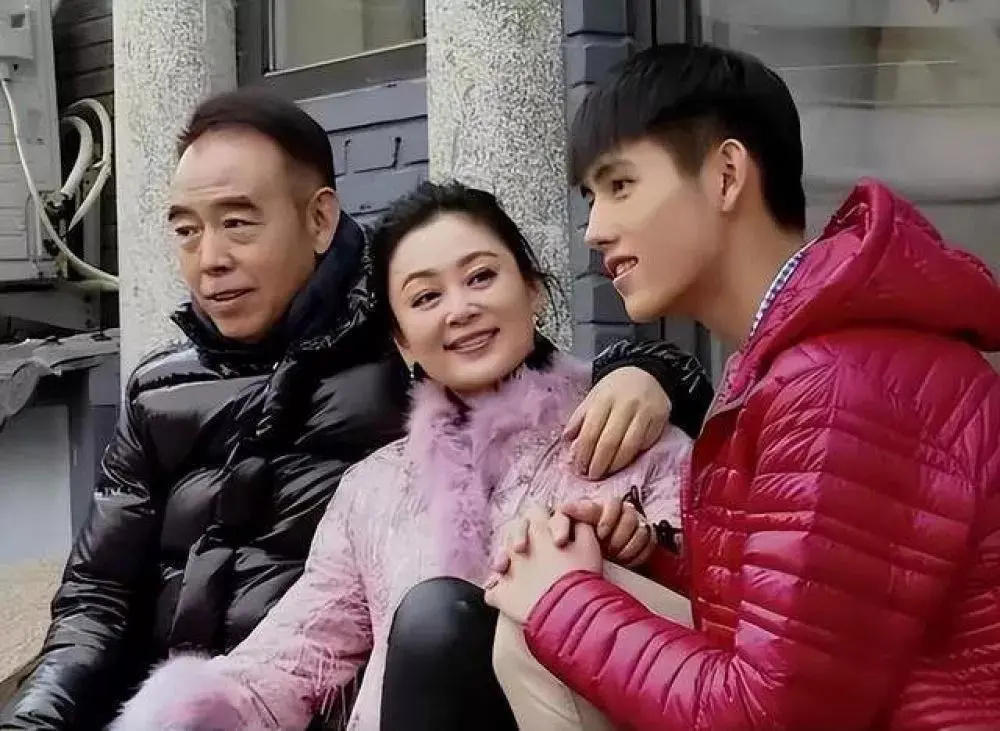 陈飞宇和陈红在北京逛街,母子俩打扮时尚,小助理全程帮忙拿东西_腾讯