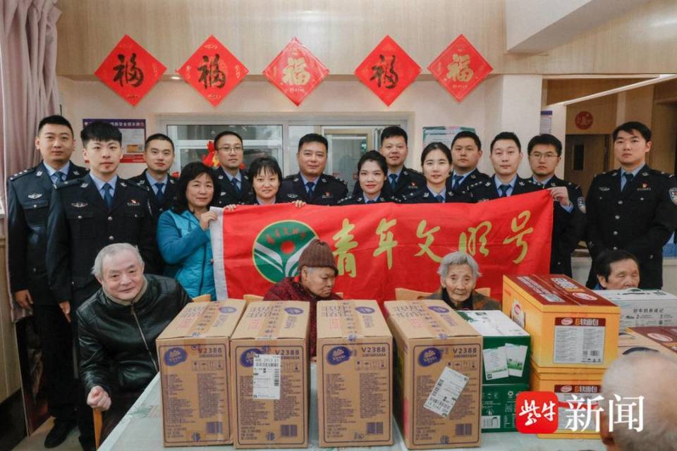 学雷锋送法餐南京秦淮警方进社区开展学雷锋反诈活动