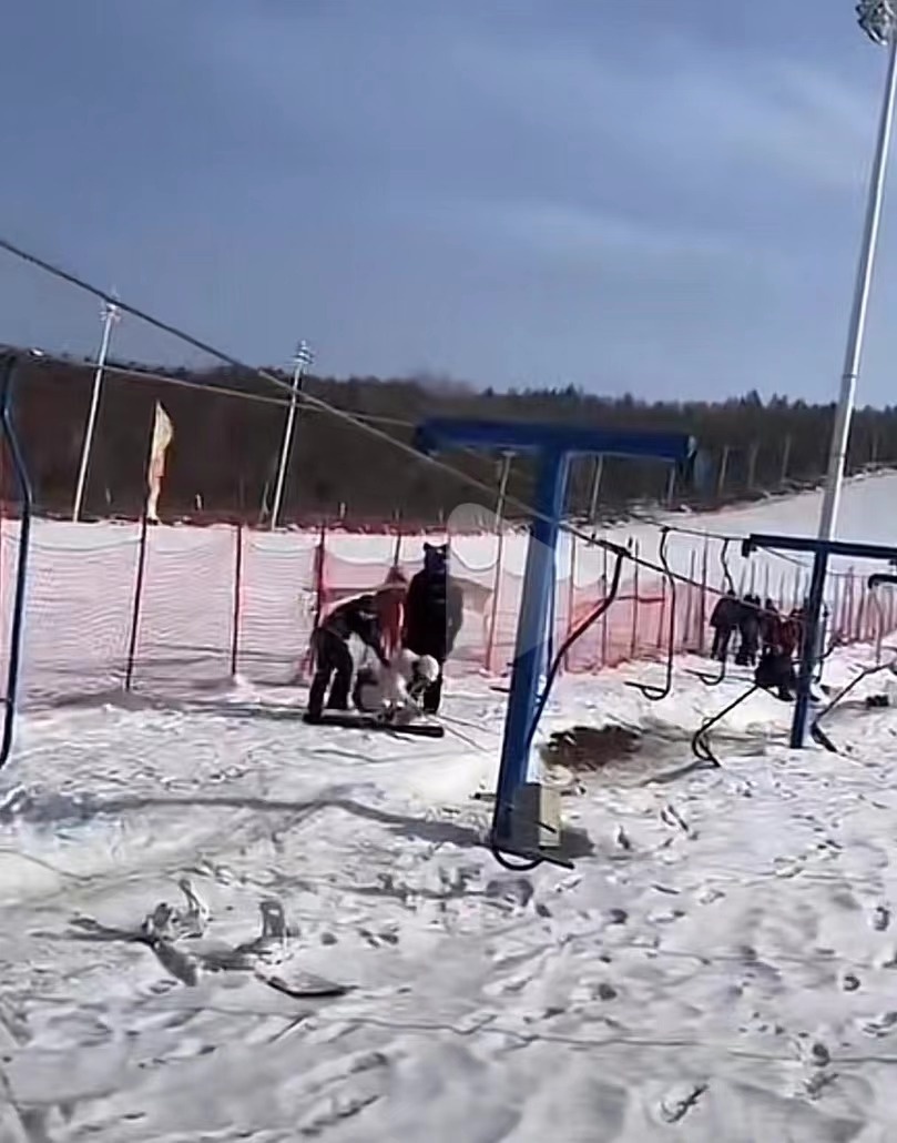 吉林白山一滑雪场缆车脱轨致游客摔落文旅部门景区将更换所有滑轮