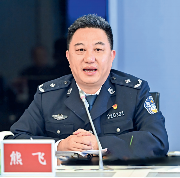 书写路畅行安新答卷——访厦门市公安局交警支队支队长熊飞_腾讯新闻