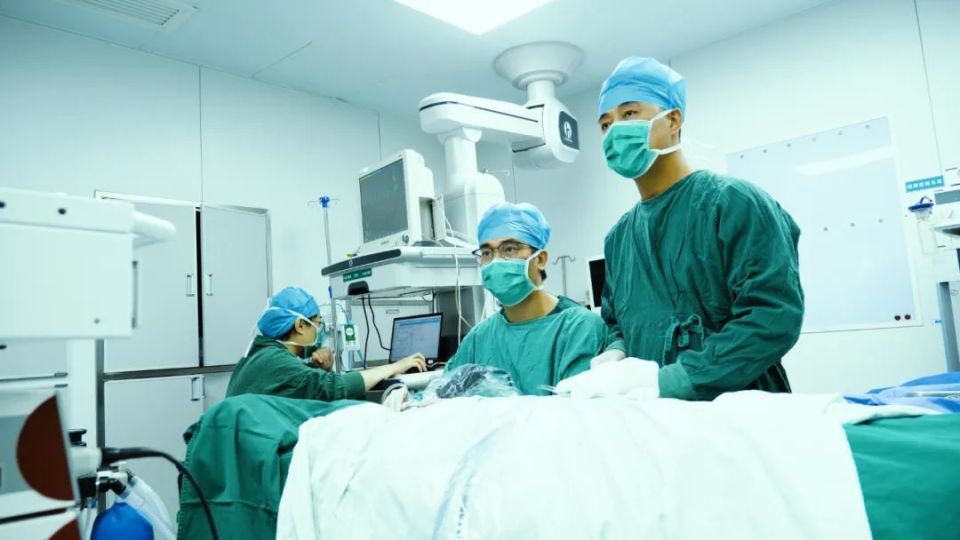 耳鼻喉科杨海弟教授进行手术示范神经科唐亚梅教授,梁嫣然教授,李红红