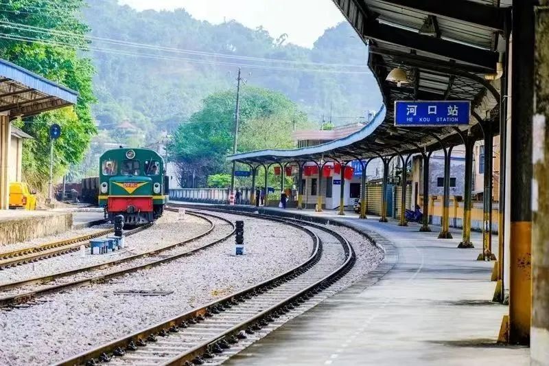 滇越铁路的河口站,当地人称为"老火车站",斑驳的站台和站牌记录了百年