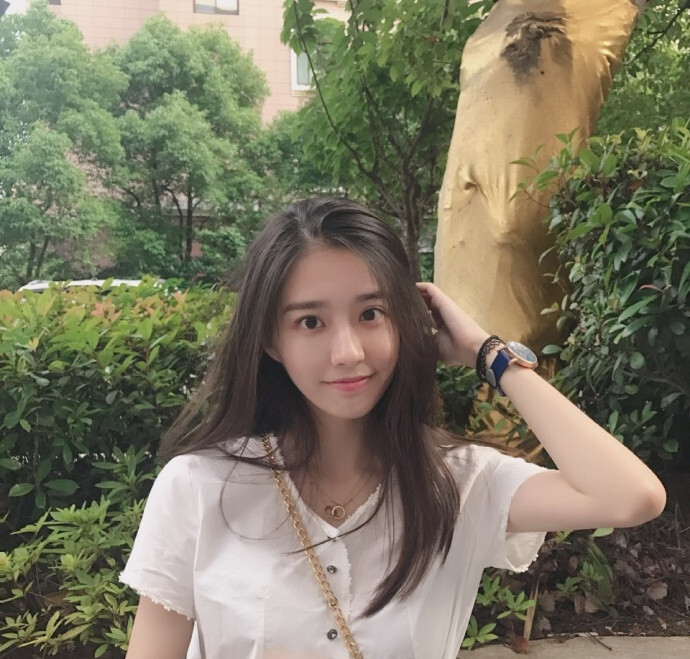 她从中国澳门考进上海同济后,开始在网上分享日常和po生活照.