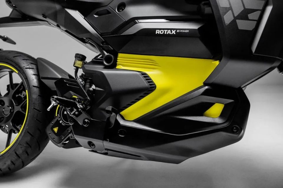 庞巴迪的子品牌can-am旗下首款两轮摩托车,pulse和origin于8月20日在